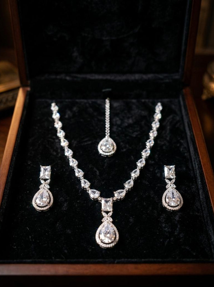 THE ROYAL HERITAGE | MARQUISE AD NECKLACE , EARRINGS & MAANG TIKKA SET